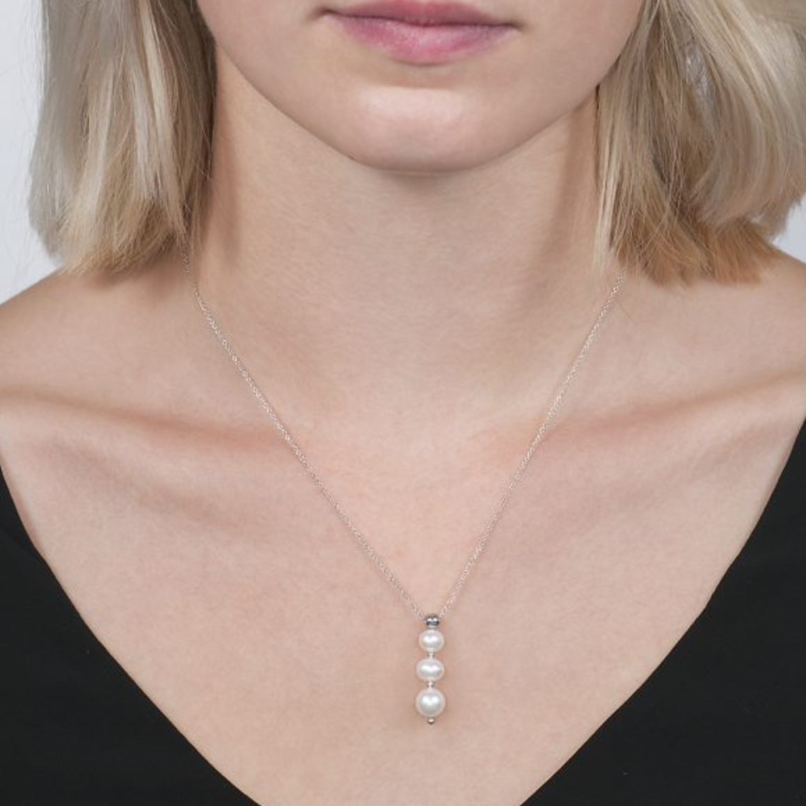 Graduated Pearl Pendant Necklace